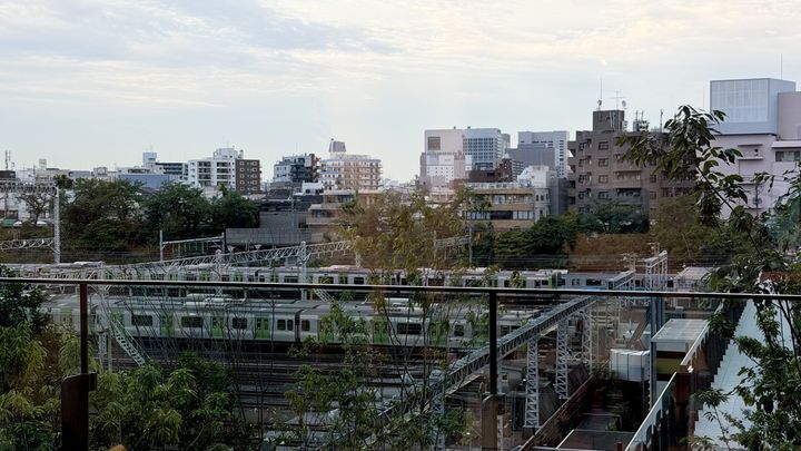 OIMACHI TRACKS loungeの店内から見えるトレインビュー