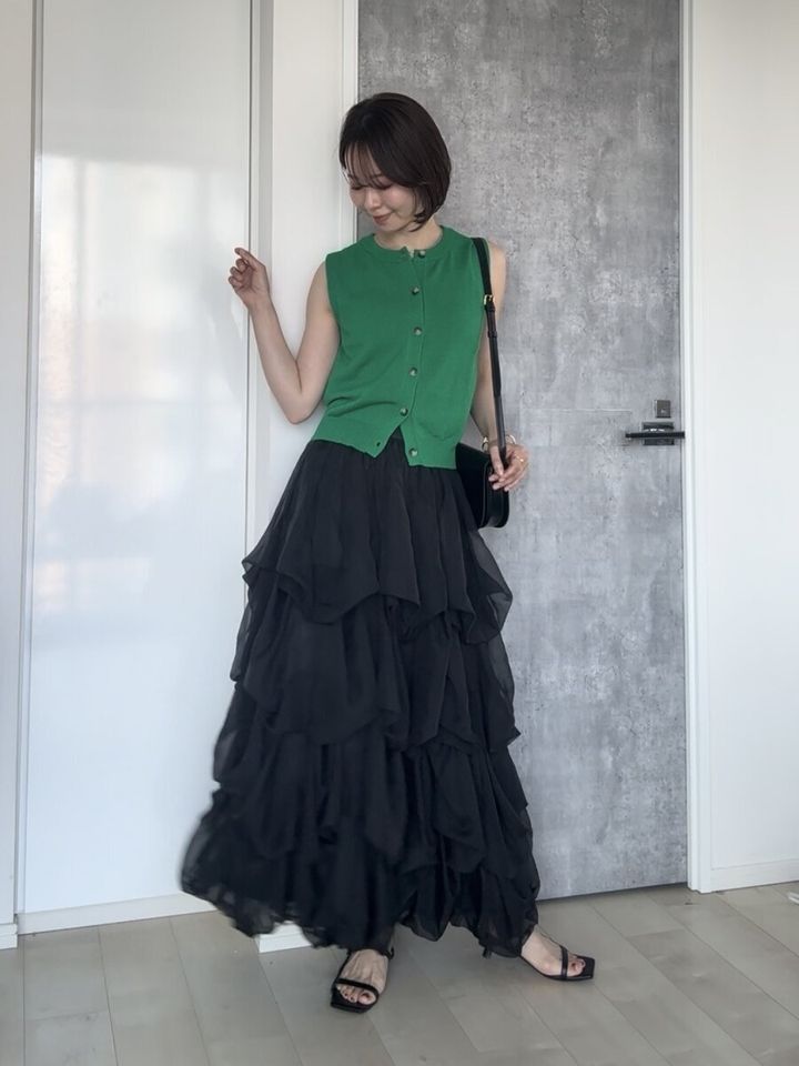 GU フロントボタンセーター（ノースリーブ）Q ブラックボリュームスカートの女性らしいコーデ