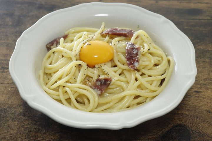 ダイソーのパスタボウル（フラワーシェイプ、GY、19cm）の使用例