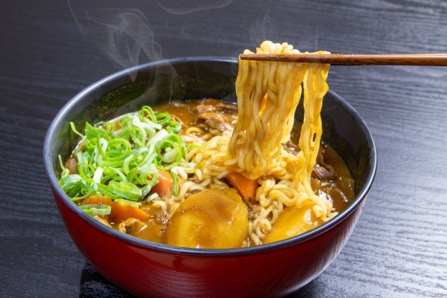カレーラーメン 麺を持ち上げる様子