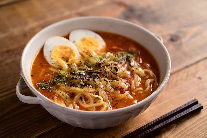 焦がしたチーズをトッピングしたカレーラーメン 