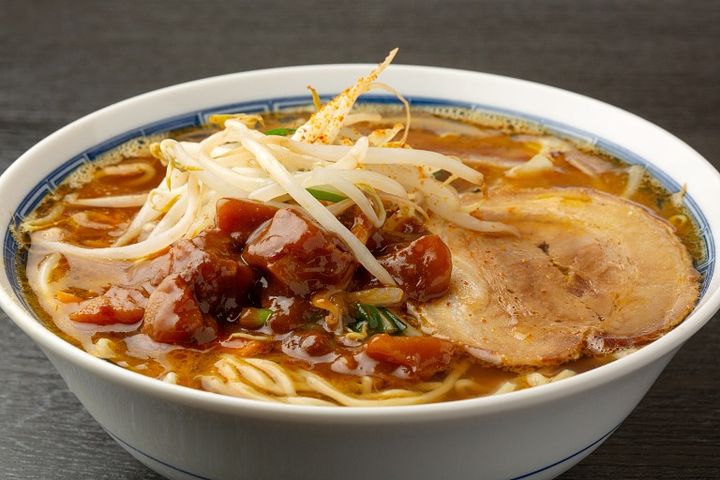 もやしやきくらげ、チャーシューをトッピングしたカレーラーメン 