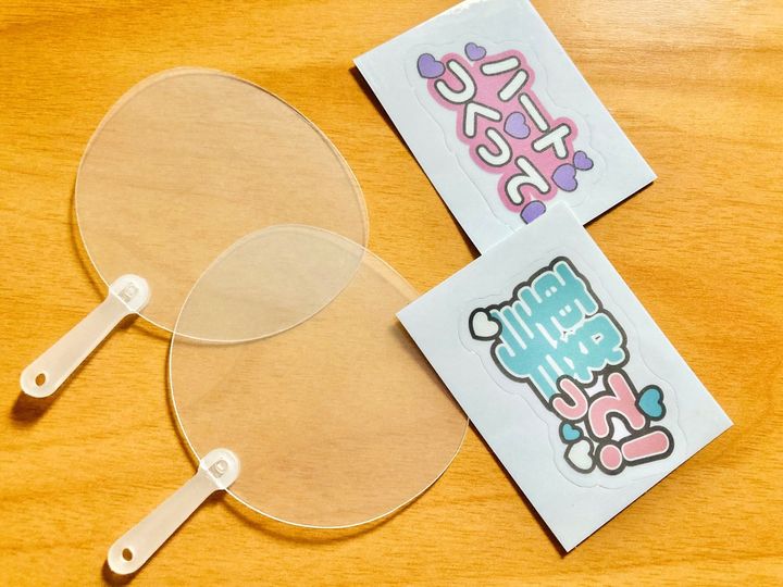 100均で買える「ミニうちわ」を紹介！キーホルダーにできるタイプも【セリア・ダイソー】