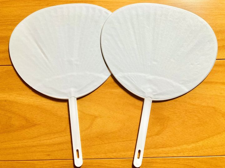 100均で買える「ミニうちわ」を紹介！キーホルダーにできるタイプも【セリア・ダイソー】