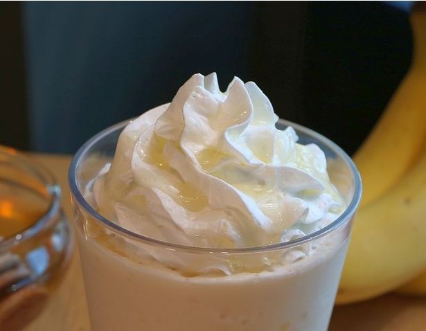 仕上げにホイップクリームとはちみつをトッピング。チョコレートチップ)、チョコレートソース追加のカスタマイズでバナナチョコのような味わいも楽しめる
