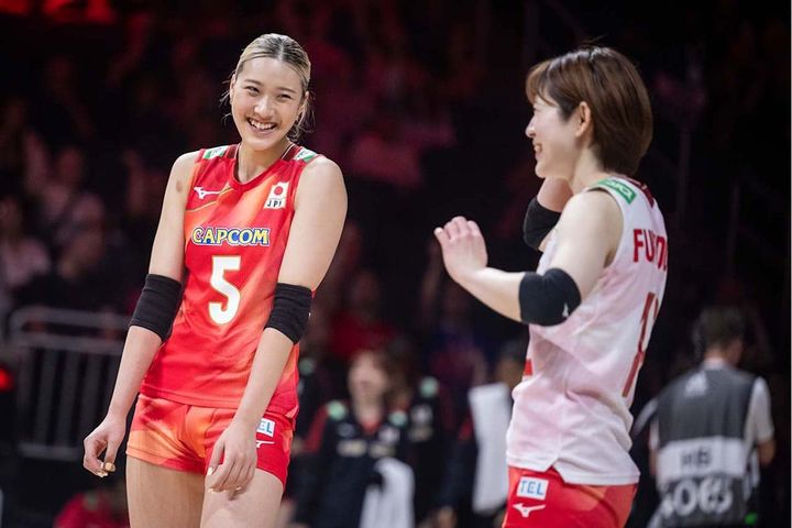バレー女子日本代表の佐藤淑乃（写真左） ©Volleyball World