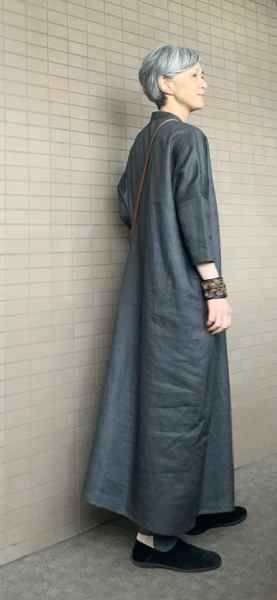 青木沙織里さんが着こなすリネンワンピ