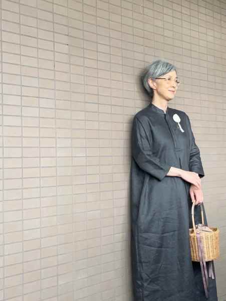 リネンワンピと自作のかごバッグと合わせたコーデ
