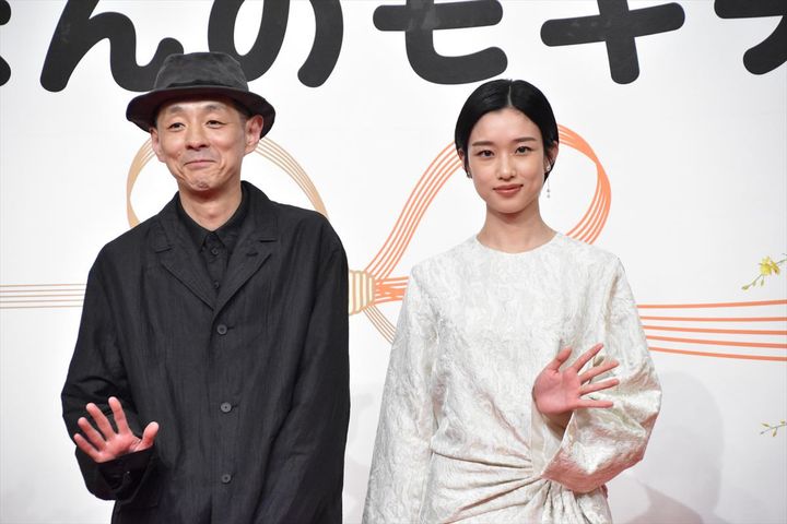 第118作目連続テレビ小説『ほんのモキチ』の制作・主演発表会見に出席した宮藤官九郎、河合優実 クランクイン！ width=