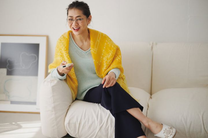 ストール¥15,400／マニプリ、メガネ¥26,400／ザベッドフォードホテル（キングスター）、ピアス¥8,800／アドラル（ズットホリック）