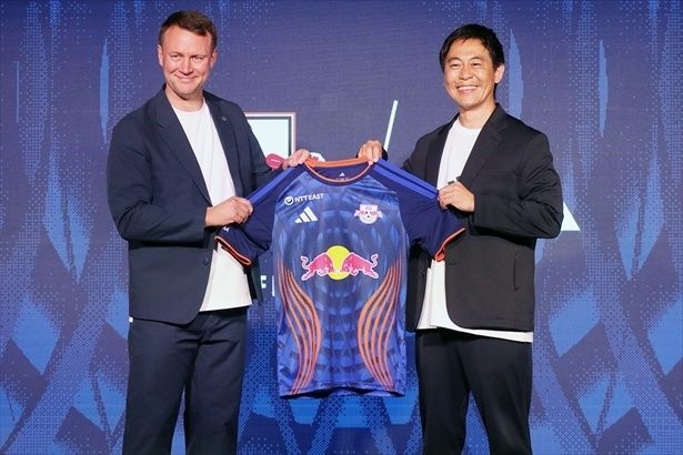 RB大宮株式会社 代表取締役社長兼CEOのマーク・オーブリーさん(写真左)と、アディダスジャパン マーケティング事業本部副社長の山本健さん(写真右)