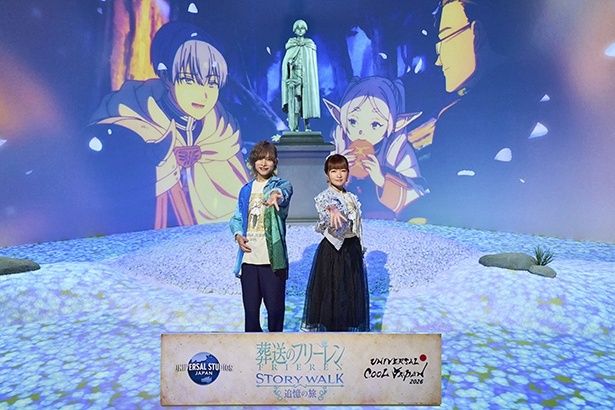 オープニング・セレモニーは、「葬送のフリーレン ストーリー・ウォーク ～追憶の旅～」にある、勇者ヒンメルの像を背景に開催された 画像提供：ユニバーサル・スタジオ・ジャパン