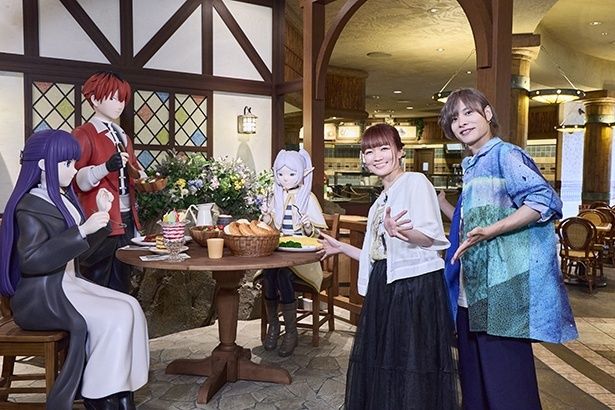 「葬送のフリーレン ～追憶のレストラン～」では、「食いしん坊なので全種類いただきました！」と岡本さん。料理と世界観に、ふたりとも大満足だったようだ 画像提供：ユニバーサル・スタジオ・ジャパン