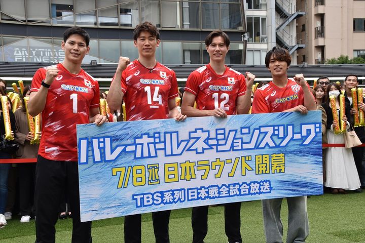 『バレーボールネーションズリーグ』開幕セレモニー会見に出席した（左から）男子日本代表選手・西田有志、石川祐希、高橋藍、timelesz原嘉孝 クランクイン！ width=
