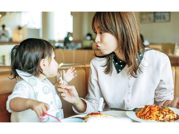 子供に食べさせてあげる夏菜さん