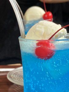 ＜京都山科＞青いクリームソーダと丸い窓から雨を眺める日【FUDGENA：おおえさきの週末京都クリップ vol.38】