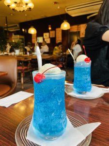 ＜京都山科＞青いクリームソーダと丸い窓から雨を眺める日【FUDGENA：おおえさきの週末京都クリップ vol.38】