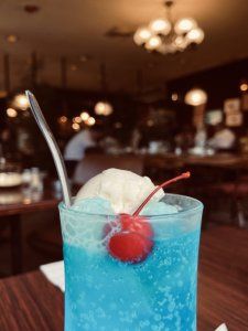 ＜京都山科＞青いクリームソーダと丸い窓から雨を眺める日【FUDGENA：おおえさきの週末京都クリップ vol.38】