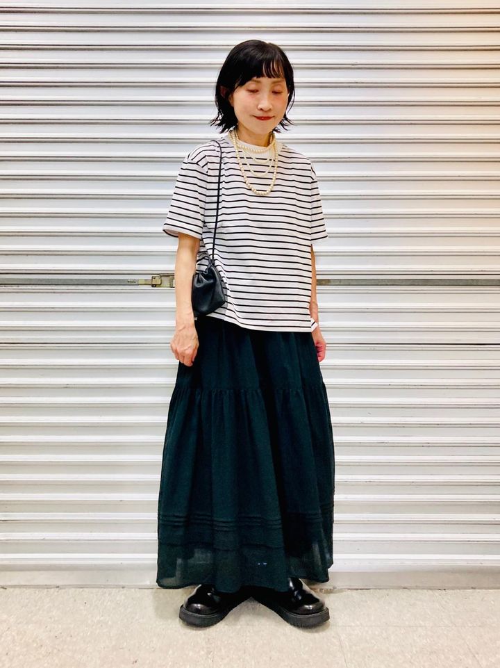 サイドスリット＆前後の裾の長さに差もあるため、写真のようなボリュームのあるボトムスともなじみます 出典：StyleHint