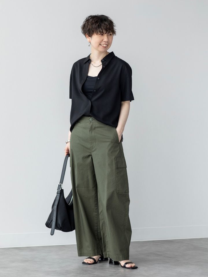 ちらっと見えるインナーとして、黒の半袖シャツと合わせて 出典：StyleHint