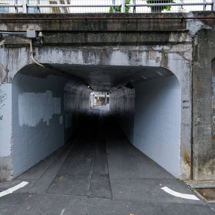 せまく短いトンネル