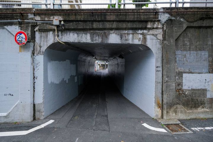 せまく短いトンネル
