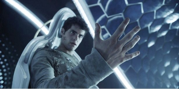 エイリアンと一体化してヒーローに変身する少年の戦いを描く『マックス・スティール』 [c] Open Road Films /Courtesy Everett Collection