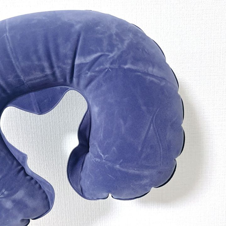 たった20秒で枕になる。期待以上？期待以下？ダイソーの「エアー枕」を本音レビュー