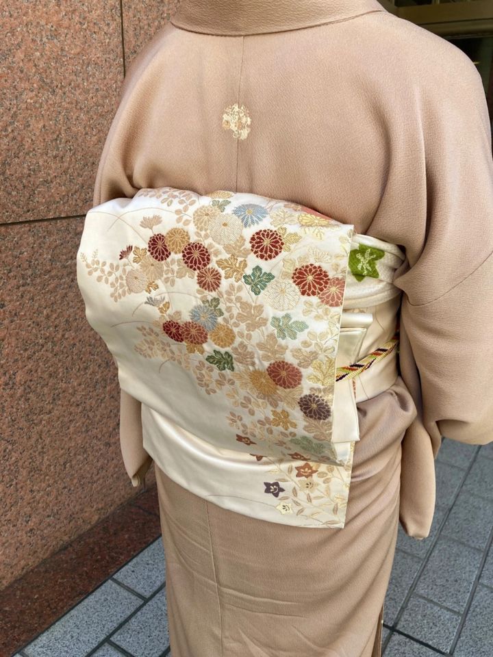 帯は古典的な菊模様の名古屋帯でしっかりと格を添えつつ、帯締めは上野の老舗「道明」の手組みという本物志向。「手組みの技が生み出す締め心地の良さは、一度知ると手放せない憧れの逸品です」