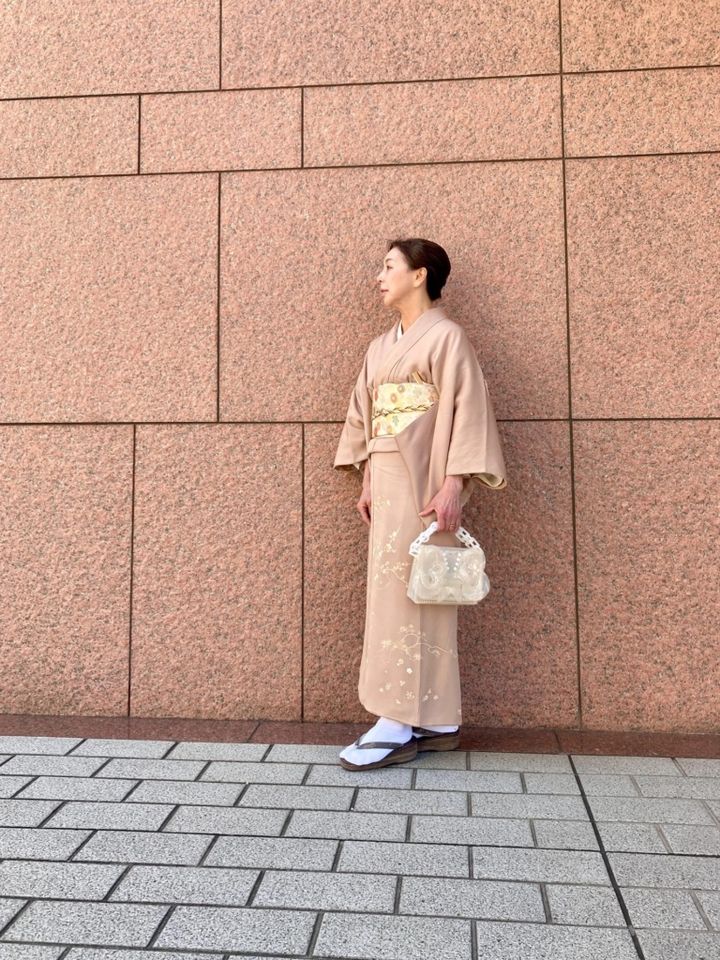 この日は、お母さまから受け継いだ淡いピンクの付け下げを主役に、現代の感性でアップデート。袖丈の微妙なサイズ感は、袖丈が調整できる長襦袢を選ぶ