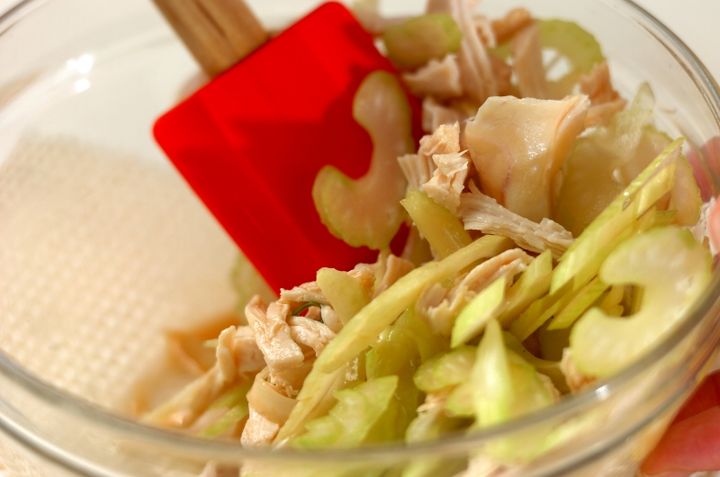 セロリと蒸し鶏の和え物の作り方2