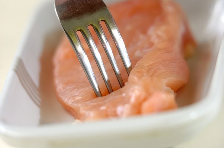 セロリと蒸し鶏の和え物の下準備1
