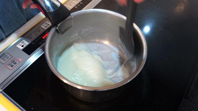 ミルク餅を混ぜている鍋