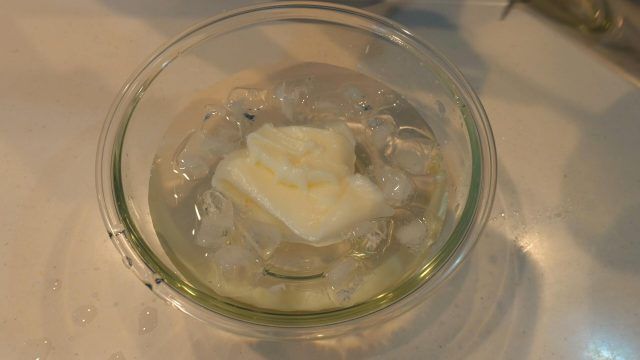 氷で冷やしているミルク餅