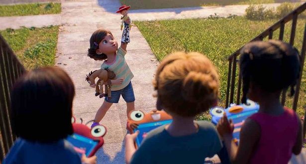 おもちゃと遊ぶボニーと、タブレットに夢中になるお友だち [c]2026 Disney/Pixar. All Rights Reserved.