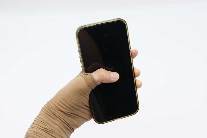 ダイソーのスマホが操作できるストッキング風アームカバー