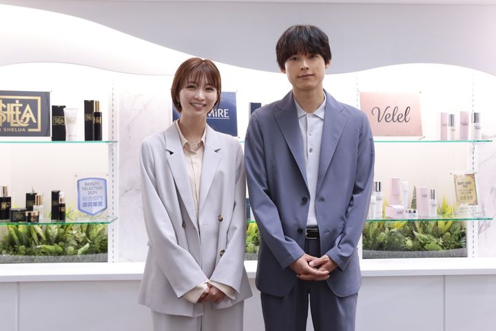 ドラマ『告白－25年目の秘密－』クランクイン！を迎えた（左から）岡崎紗絵・松村北斗 （C）日本テレビ width=