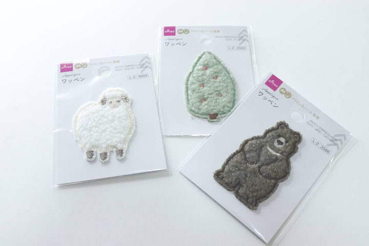 ダイソーのワッペン（もこもこ、ひつじ、あるぱか）とワッペン（もこもこ、しょくぶつ）とワッペン（もこもこ、くま、いぬ）のビジュアル