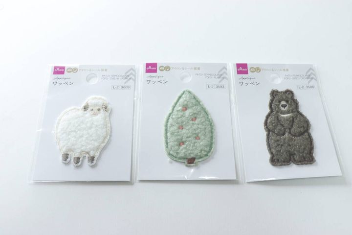 ダイソーのワッペン（もこもこ、ひつじ、あるぱか）とワッペン（もこもこ、しょくぶつ）とワッペン（もこもこ、くま、いぬ）のパッケージ