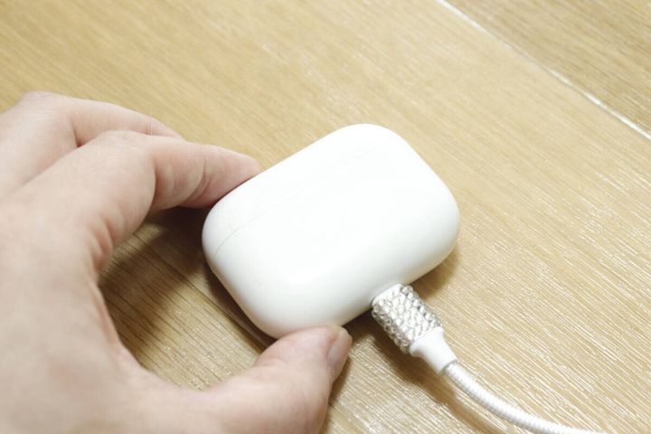 充電専用ケーブル（ライトニング、5V／2.4A、1m、ラインストーンコネクタ） 使用例