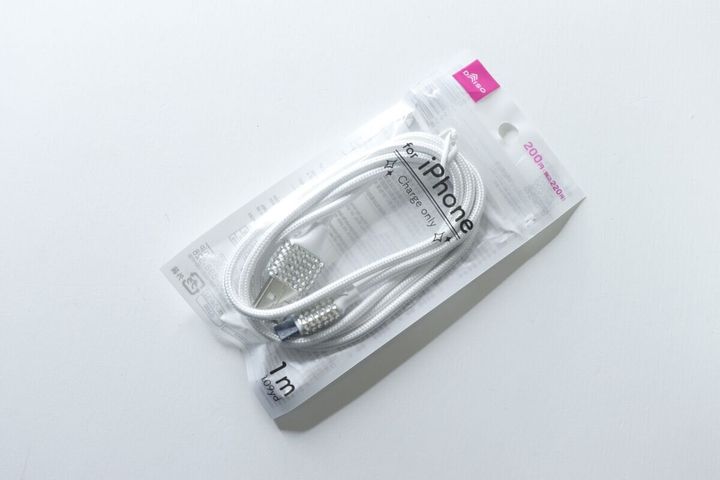 充電専用ケーブル（ライトニング、5V／2.4A、1m、ラインストーンコネクタ） モバイルグッズ