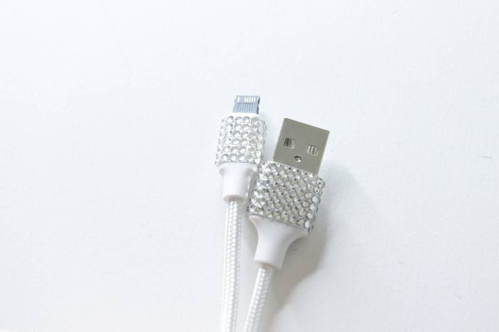充電専用ケーブル（ライトニング、5V／2.4A、1m、ラインストーンコネクタ） デザイン