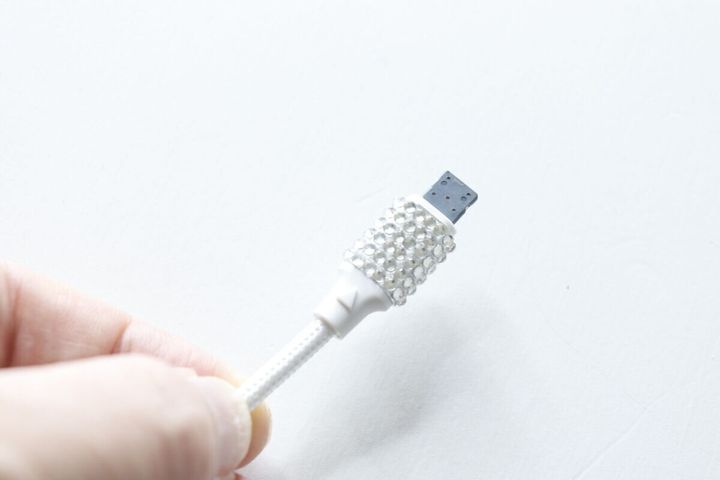 充電専用ケーブル（ライトニング、5V／2.4A、1m、ラインストーンコネクタ） コネクタ