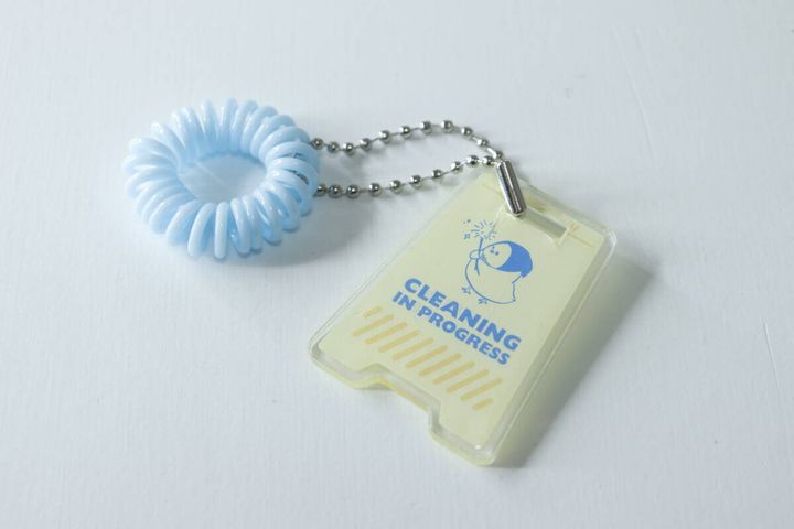 ダイソーのアクリルキーホルダー ひよこ 掃除中