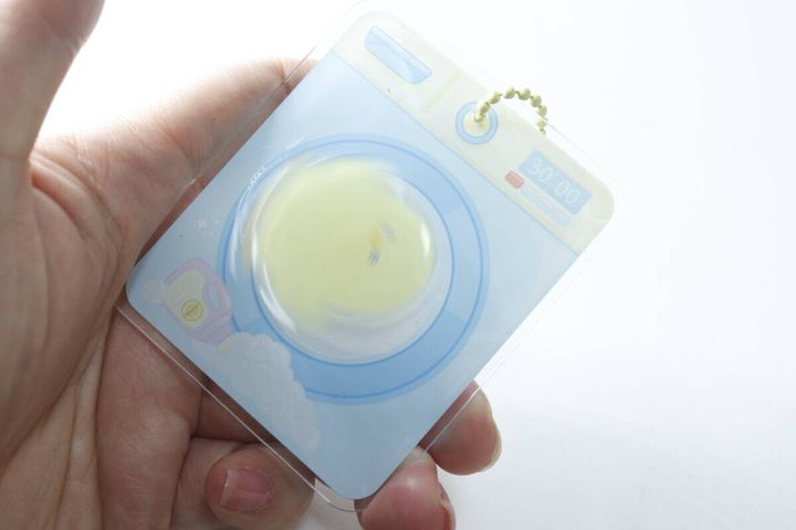 ダイソーのアクリルキーホルダー ひよこはハンドスピナーのように回転して遊べる