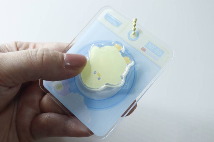 ダイソーのアクリルキーホルダー ひよこは中心が動く