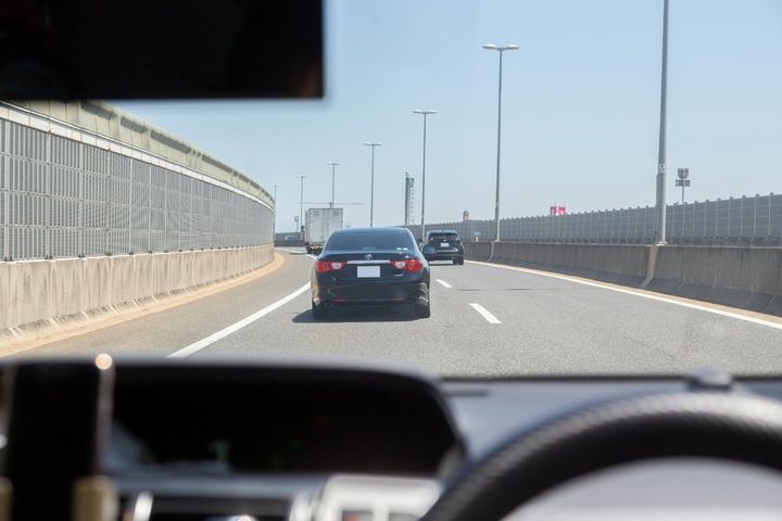 あおり運転をしてきた車が近くで単独事故を起こした場合、救護しないとダメ？（画像はイメージ）