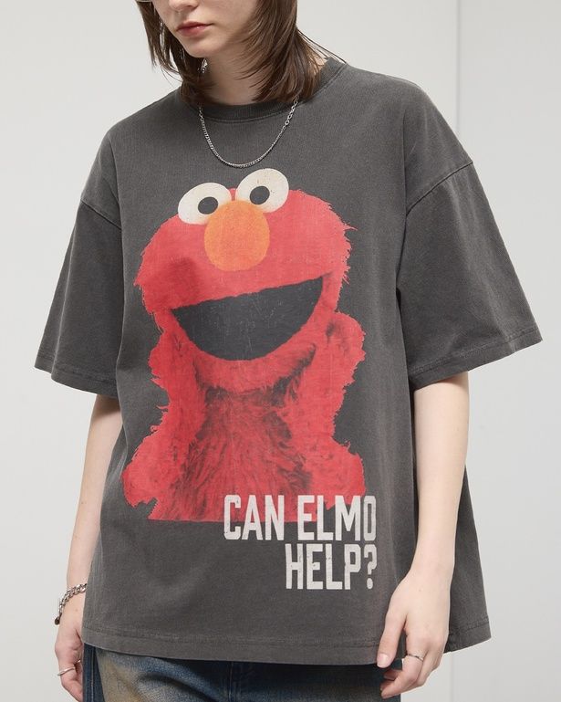 「セサミストリート ヴィンテージ加工 オーバーサイズ グラフィックTシャツ(エルモ)」(4950円)