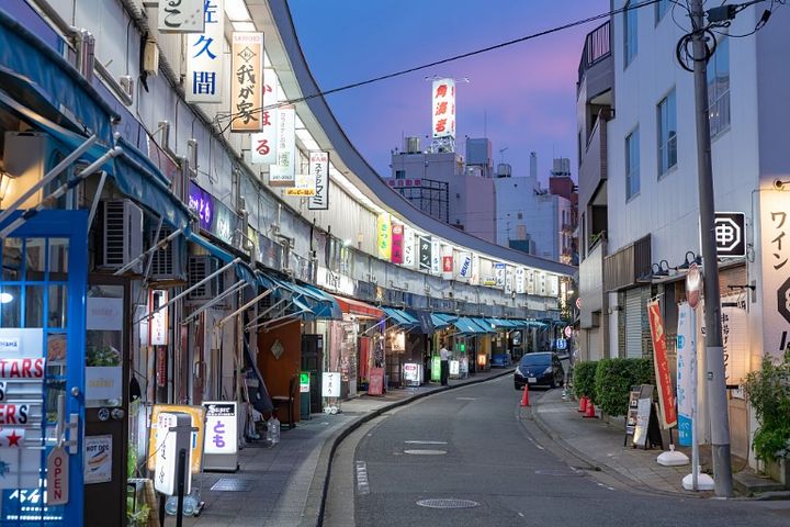 野毛の歓楽街 日が沈む夕方の景色