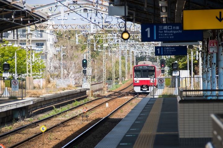 京浜急行の三浦海岸駅 電車が到着する瞬間